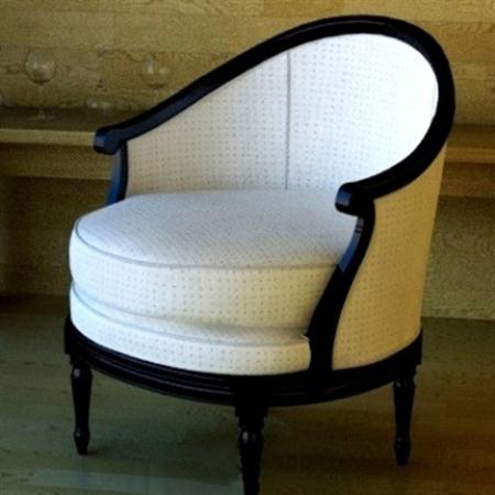 白色木质扶手椅