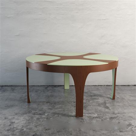 现代创意拼合木质桌子